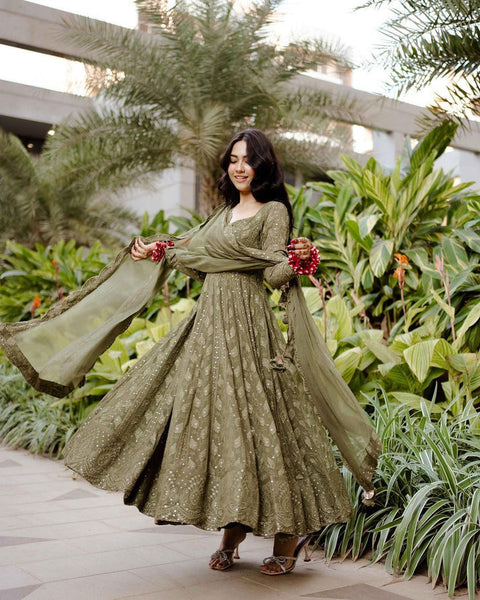 green dress for mehndi function for bride It's mehndi day (Mehndi outfits for bridesmaids, mehndi outfit for bride sister, patiala suit, mehndi outfit, green dress, dresses design for mehndi, mehndi dress, mehndi function, wedding dresses, bride maids outfit) #weddinglook #