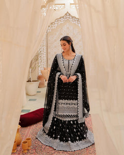 Pakistani Actress Iqra Aziz Black Colour Lehenga Top For Wedding