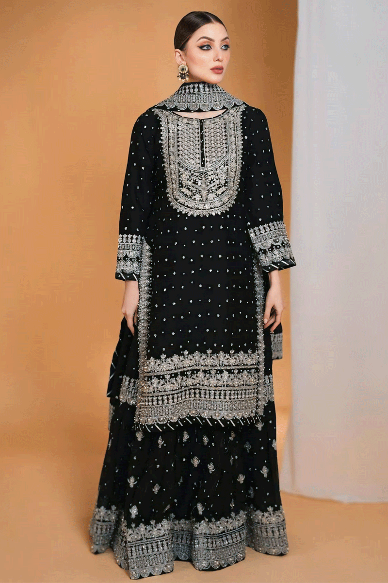 Pakistani Actress Iqra Aziz Black Colour Lehenga Top For Wedding